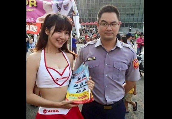 正妹,爆乳,警官,表情,眼睛