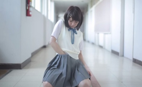 日本,櫻花妹,女學生,制服,蹲下,撿東西