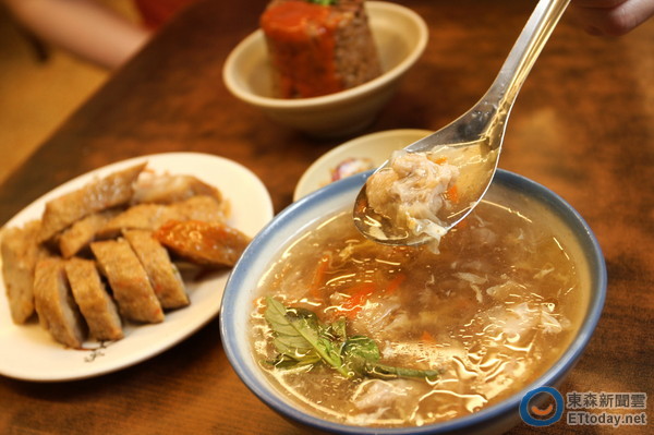 大溪老街百年油飯、肉羹湯、肉捲。（圖／記者陳睿中攝）