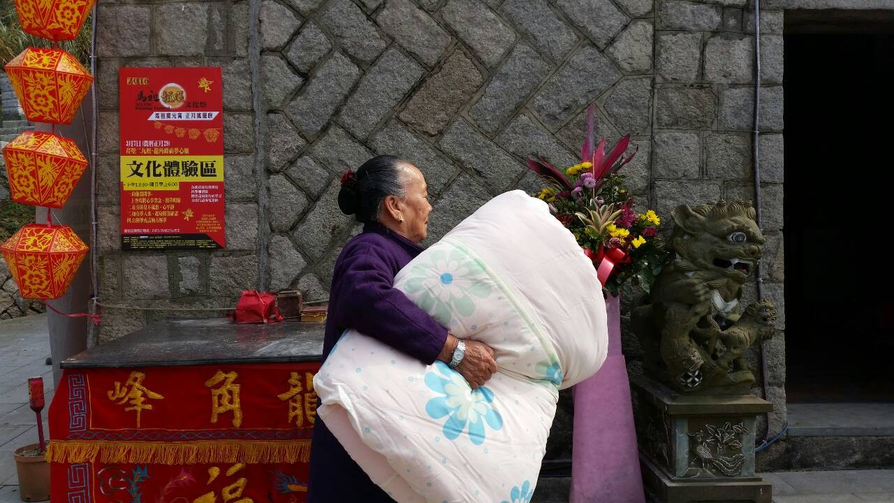 抱棉被去廟裡睡！馬祖龍角峰廟祈夢傳統　神跡夢中顯靈（圖／連江縣政府文化局）