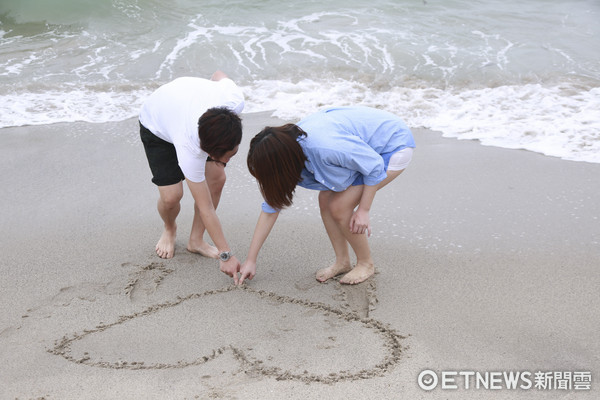 情侶、海邊、夏天（圖／記者黃克翔攝） 