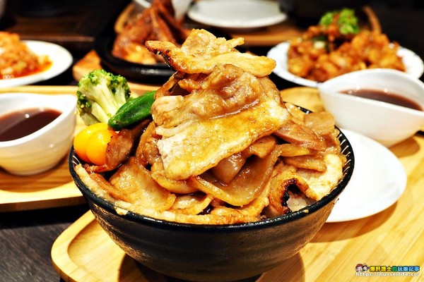 開丼 燒肉vs丼飯。（圖／爆肝護士提供）