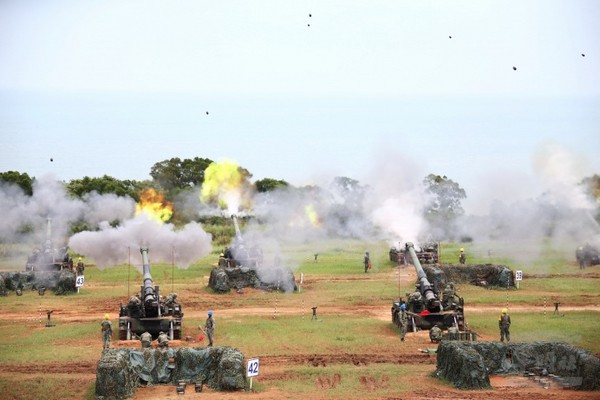 6軍團重砲射擊操演　展現強大精準火力