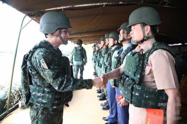 6軍團重砲射擊操演　展現強大精準火力