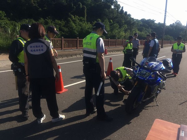 ▲重機車友控：台3線攔查測噪音，拉轉操爆引擎（圖／翻攝自羅清文臉書）