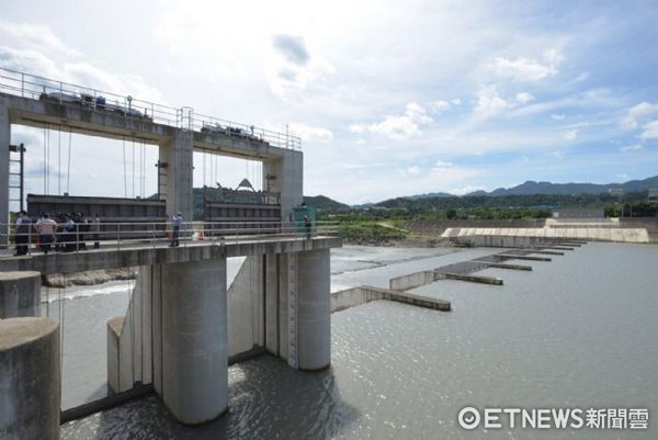 ▲鄭文燦陪同林全視察中庄攔河堰及調整池。（圖／桃園市政府提供）