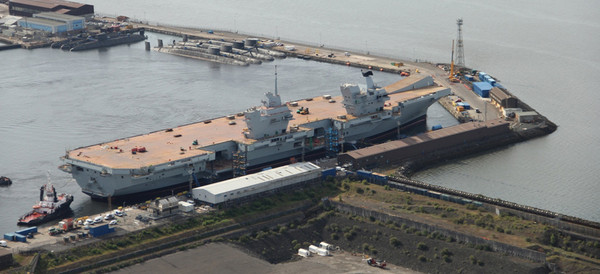 ▲▼伊麗莎白女王號」（HMS Queen Elizabeth）26日駛出蘇格蘭東部羅賽斯（Rosyth）造船廠，進入北海展開處女航。（圖／英國皇家海軍官網）