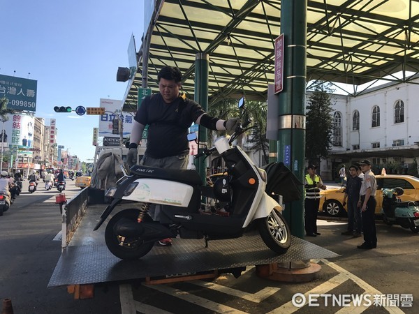 ▲台南市交警大隊7月1日開始執行取締自行車違規停車，總計2日拖吊電動自行車17輛，自行車20輛。。（圖／記者林悅翻攝）