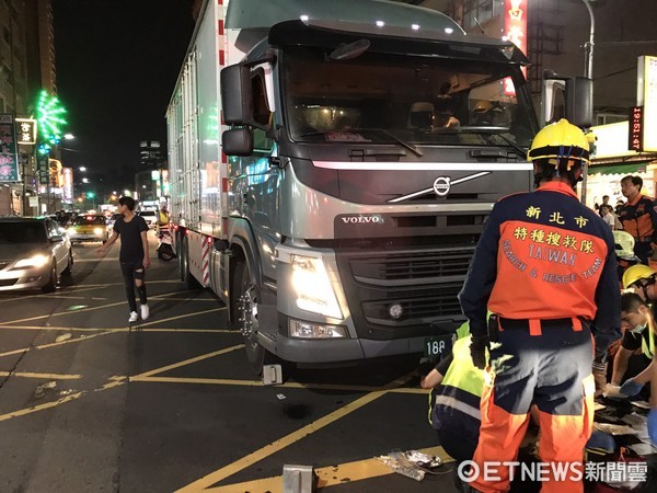 ▲大貨車車禍，阿嬤捨命救孫下半身遭輾開放性骨折。（圖／記者林煒傑翻攝）