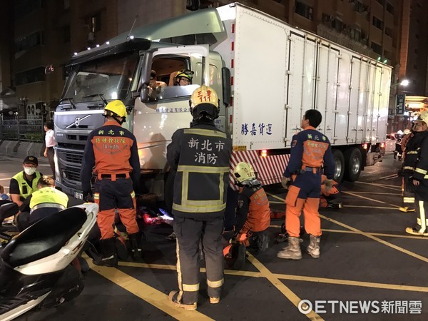 ▲大貨車車禍，阿嬤捨命救孫下半身遭輾開放性骨折。（圖／記者林煒傑翻攝）