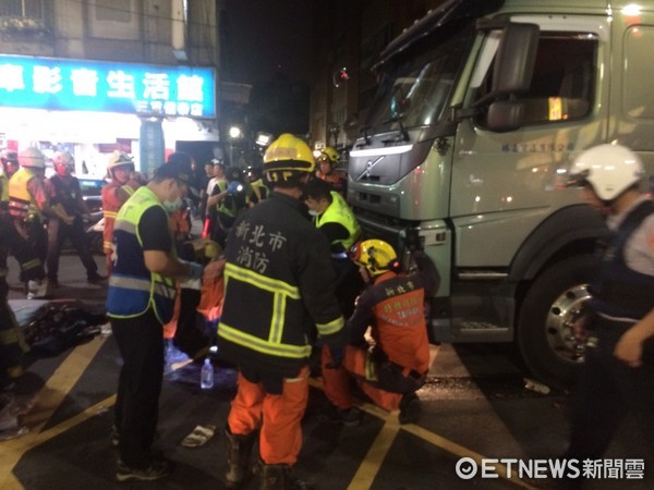 ▲大貨車車禍，阿嬤捨命救孫下半身遭輾開放性骨折。（圖／記者林煒傑翻攝）