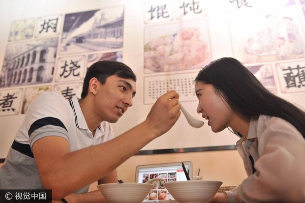 吃飯,情侶,餵食,兩性,交往。（圖／CFP視覺中國）