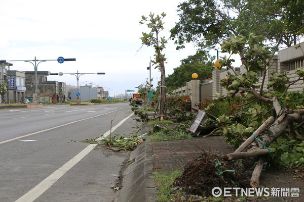 ▲▼宜蘭樹倒6000棵電桿48根攔腰斷，仍有超過萬戶停電中。（圖／記者柳名耕攝）