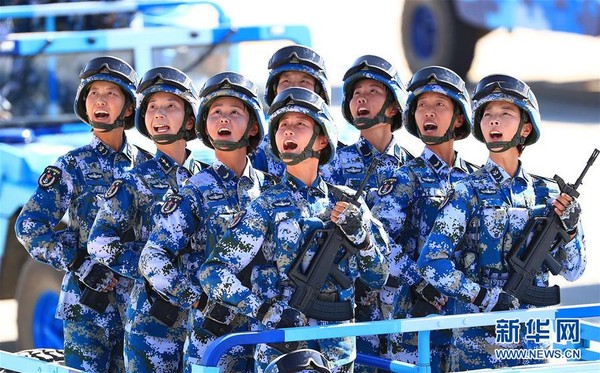 ▲▼由平均年齡約20歲女兵所組成的海軍陸戰隊「兩棲霸王花」，在解放軍建軍90周年閱兵典禮亮相。（圖／翻攝自新華社）