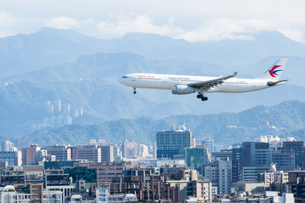 ▲▼中國東方航空,台北市,降落松山機場,飛航,航空業,空中巴士A330-300。（圖／記者季相儒攝）