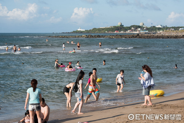 ▲▼海邊戲水,夏日戲水,夏天,玩水,沙灘,陽光,海水,海灘,安全,兒童,小孩,家長（圖／記者季相儒攝）