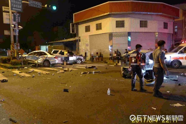 屏東萬丹車禍，肇事車輛闖紅燈，超高速撞死一家三口。（圖／記者莊智勝翻攝）