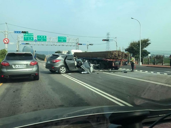 ▲▼撞拖板車副駕全毀！車頭碎剩半截…上千網友留言集氣成真了。（圖／翻攝自爆料公社）