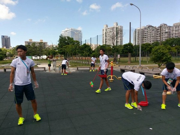 ▲來台參加世大運的日本男足隊，「自發打掃」林口運動公園。（圖／翻攝自林口大家庭Linkou-Family臉書）https://www.facebook.com/groups/LinKouBigFamily/permalink/1227321410706233/