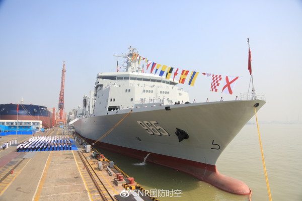 901型綜合補給艦首艦「呼倫湖艦」正式入列，這艘「航母奶媽」將為中國海軍艦艇走向深藍奠定堅實基礎。（圖／翻攝自國防時空微博）