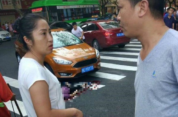 馬路過一半...陸男童在正中央便溺　害老保母被車輾死。（圖／翻攝自大陸網站）