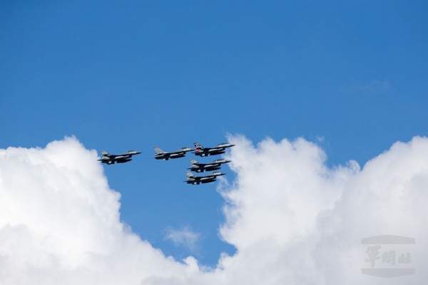 空軍花蓮基地開放參觀　戰機操演技術精湛