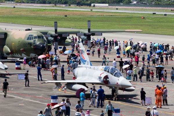 空軍花蓮基地開放參觀　戰機操演技術精湛