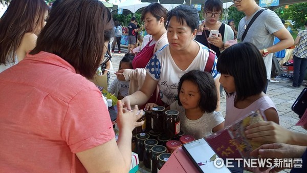 台東縣府於鐵花村人行步道舉辦「金幣市集」，號召20家優質業者與民眾相見歡，使用台東金幣進行商品兌換。（圖／台東縣政府提供）