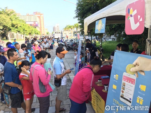 台東縣府於鐵花村人行步道舉辦「金幣市集」，號召20家優質業者與民眾相見歡，使用台東金幣進行商品兌換。（圖／台東縣政府提供）