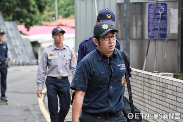 ▲台大校園命案震驚社會，檢察官與法醫相繼抵達二殯解剖中心。（圖片／記者林世文攝）