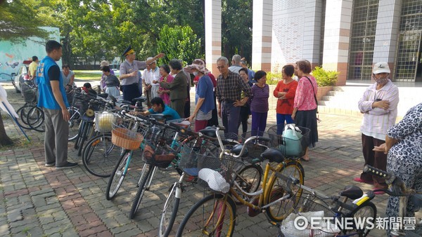 ▲台南市警新營分局，為降低自行車交通事故，推動「自行車行的安全」協助自行（電動代步）車張貼反光貼紙專案，由員警利用各項勤務機會，主動張貼反光貼紙於民眾自行車尾端。（圖／警方提供）