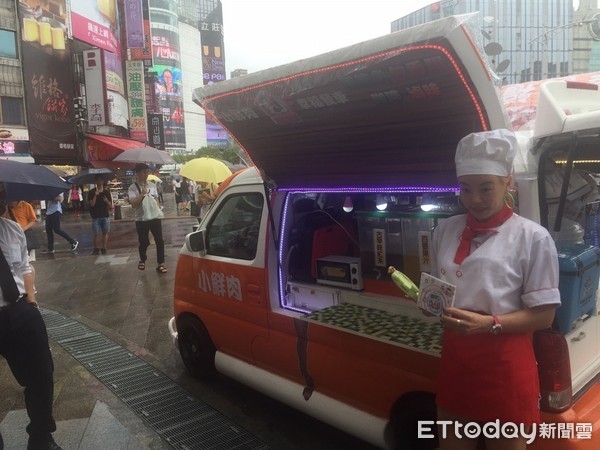 ▲▼法拉利姐開餐車賣「黑鮑魚夾香腸」。（圖／資料照／記者許逸群攝）