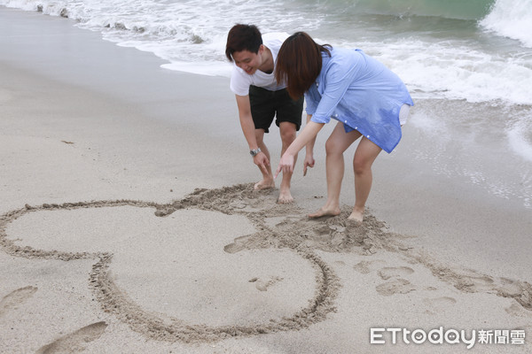 情侶、海邊、夏天（圖／記者黃克翔攝）