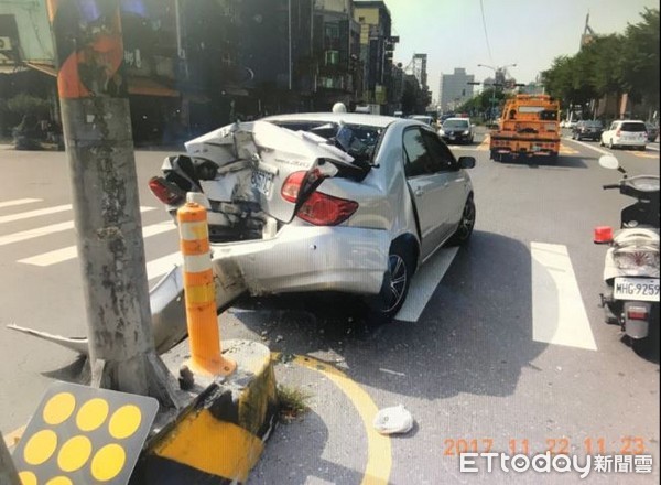 ▲▼軍卡轎車擦撞意外。（圖／記者莊雅婷翻攝）