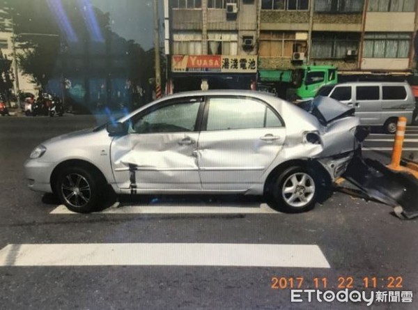 ▲▼軍卡轎車擦撞意外。（圖／記者莊雅婷翻攝）