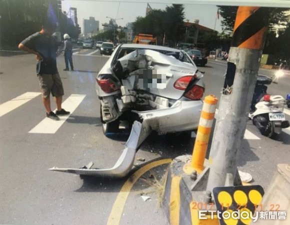 ▲▼軍卡轎車擦撞意外。（圖／記者莊雅婷翻攝）