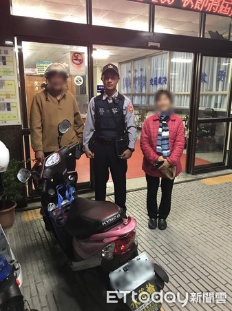 騎錯機車女子將機車騎到派出所歸還，陳女清點自己機車置物箱內的財物確認無短缺後，對於愛車短短１小時內失而復得，頻頻對員警表達感謝之意。（圖／花蓮縣警察局提供）