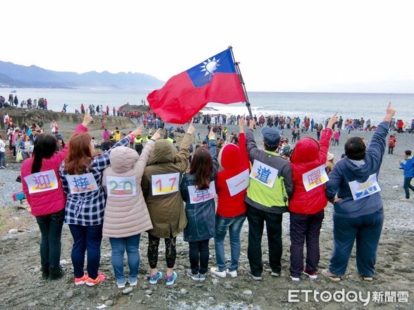 中央氣象局天文台報導2018年台灣本島第一道曙光，將於1月1日清晨5點15分12.1秒出現在台東縣成功鎮三仙台東方，東管處今年特別邀請金曲歌手昊恩及在地表演團體陪伴大家一起迎接2018年第一道曙光。（圖／東管處提供）