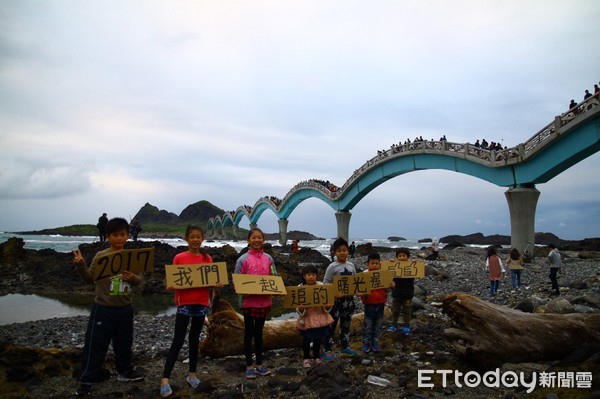 中央氣象局天文台報導2018年台灣本島第一道曙光，將於1月1日清晨5點15分12.1秒出現在台東縣成功鎮三仙台東方，東管處今年特別邀請金曲歌手昊恩及在地表演團體陪伴大家一起迎接2018年第一道曙光。（圖／東管處提供）