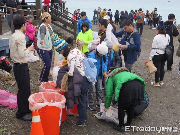 中央氣象局天文台報導2018年台灣本島第一道曙光，將於1月1日清晨5點15分12.1秒出現在台東縣成功鎮三仙台東方，東管處今年特別邀請金曲歌手昊恩及在地表演團體陪伴大家一起迎接2018年第一道曙光。（圖／東管處提供）