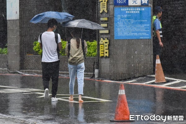 ▲▼大雨,下雨,雨天,天氣,積水,豪大雨,雷陣雨,梅雨,降雨,氣象,行人。（圖／記者李毓康攝）