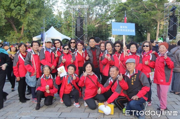 台東縣各界慶祝中華民國107年開國紀念活動，在鐵花路人行步道舉行升旗典禮，縣長黃健庭致詞時表示，來年縣府團隊會把握任期最後一年繼續努力，讓台東朝「國際級幸福城市」邁進。（圖／台東縣政府提供）