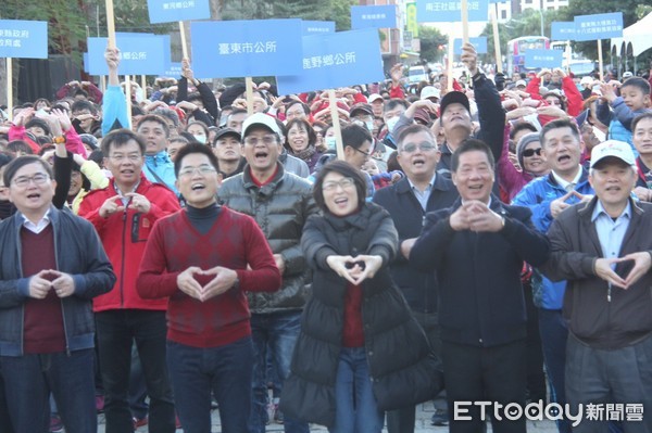 台東縣各界慶祝中華民國107年開國紀念活動，在鐵花路人行步道舉行升旗典禮，縣長黃健庭致詞時表示，來年縣府團隊會把握任期最後一年繼續努力，讓台東朝「國際級幸福城市」邁進。（圖／台東縣政府提供）