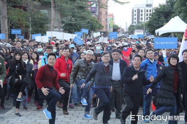 台東縣各界慶祝中華民國107年開國紀念活動，在鐵花路人行步道舉行升旗典禮，縣長黃健庭致詞時表示，來年縣府團隊會把握任期最後一年繼續努力，讓台東朝「國際級幸福城市」邁進。（圖／台東縣政府提供）