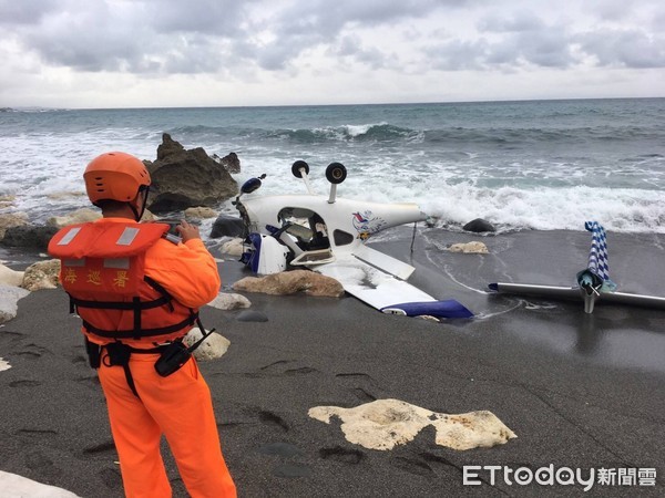 輕航機疑失去動力，迫降在台東成功鎮石雨傘遊憩區附近岸邊，機身斷裂散落沙灘上，機上2名男子僅受到輕微擦傷，自行脫困。海上無油污情形。（圖／第一三海岸巡防總隊提供）