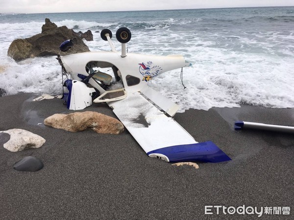 輕航機疑失去動力，迫降在台東成功鎮石雨傘遊憩區附近岸邊，機身斷裂散落沙灘上，機上2名男子僅受到輕微擦傷，自行脫困。海上無油污情形。（圖／第一三海岸巡防總隊提供）