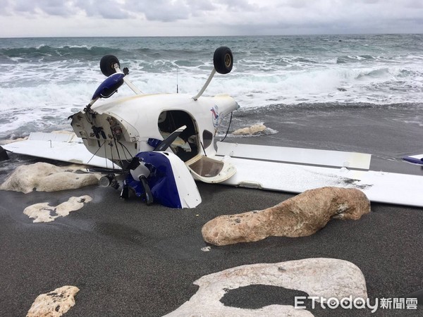 輕航機疑失去動力，迫降在台東成功鎮石雨傘遊憩區附近岸邊，機身斷裂散落沙灘上，機上2名男子僅受到輕微擦傷，自行脫困。海上無油污情形。（圖／第一三海岸巡防總隊提供）