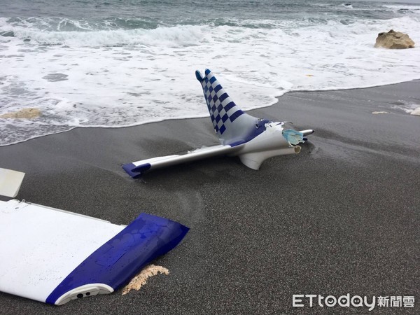 輕航機疑失去動力，迫降在台東成功鎮石雨傘遊憩區附近岸邊，機身斷裂散落沙灘上，機上2名男子僅受到輕微擦傷，自行脫困。海上無油污情形。（圖／第一三海岸巡防總隊提供）