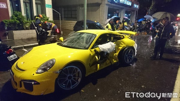 ▲快訊／保時捷911 GT3打滑撞路邊速霸陸，車體幾乎全毀。（圖／記者柳名耕翻攝）