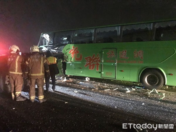 ▲國一北上306K處，9日凌晨4時18分許發生死亡車禍，一部拖板聯結車與統聯客運大客車發生車禍，波及一部自小客車追撞。（圖／記者林悅翻攝）